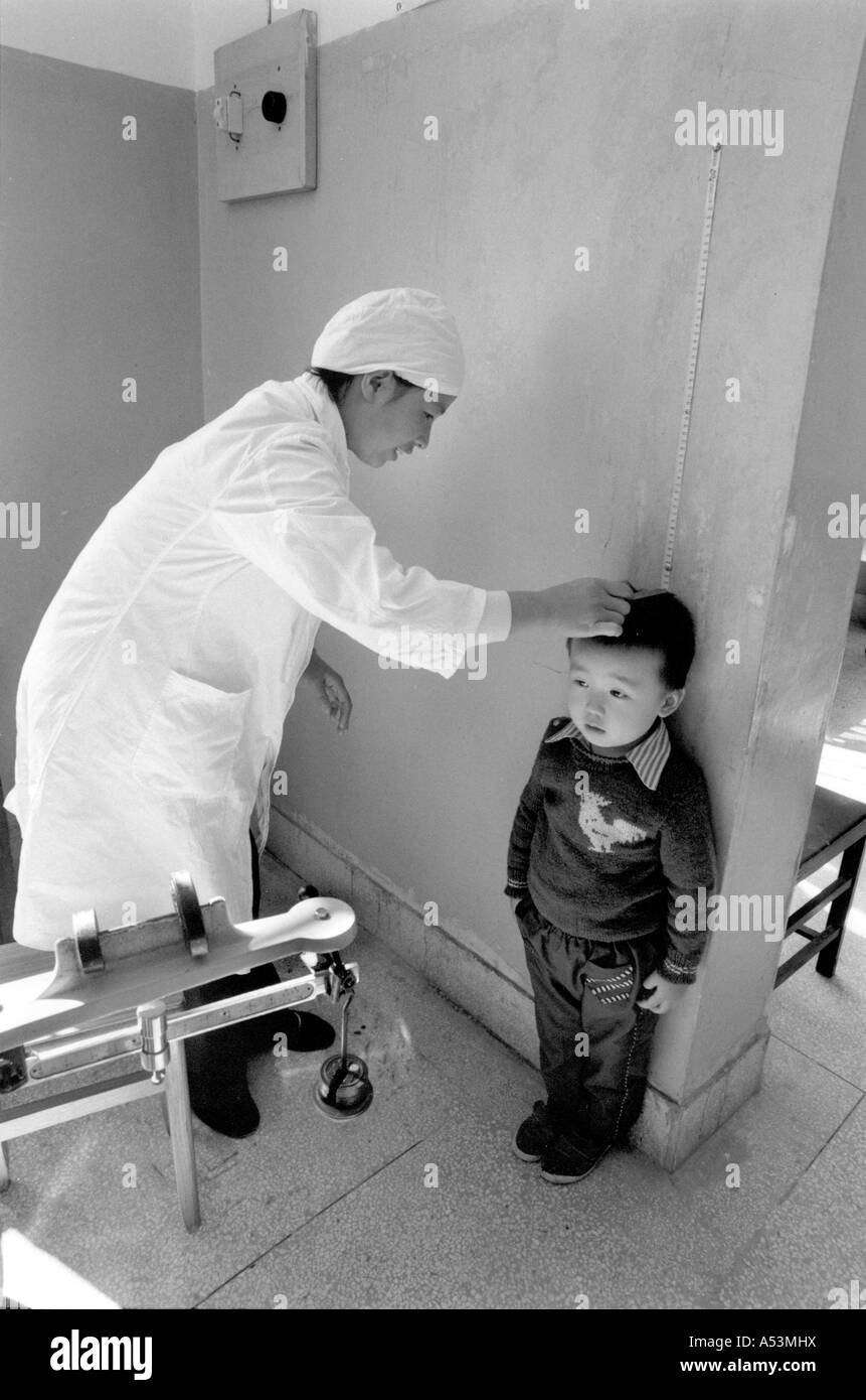 Painet ha1641 332 bianco e nero Clinics di Salute infermiera misurazione altezza childs clinic fujian cina paese nazione in via di sviluppo Foto Stock