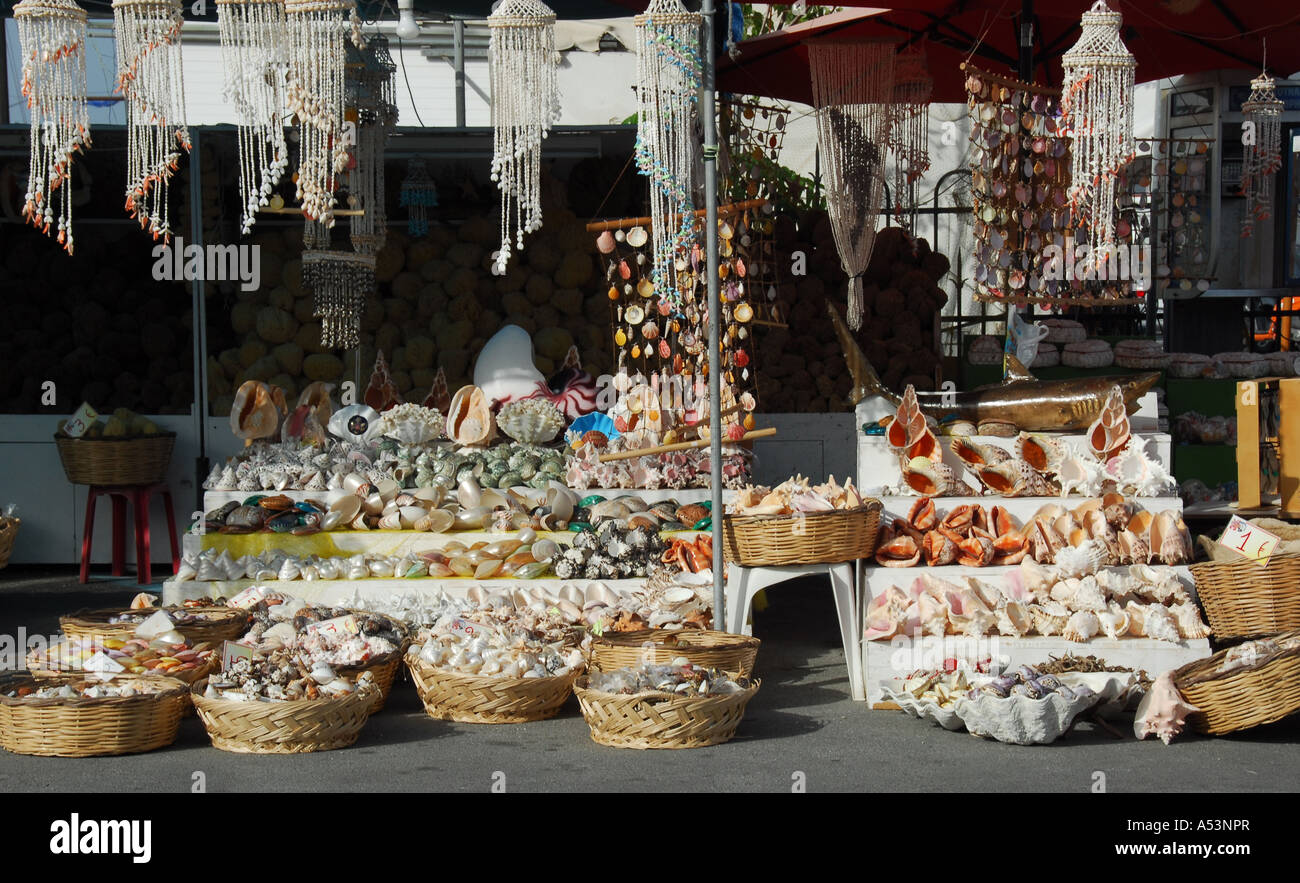 Una bancarella vendendo conchiglia di mare prodotti vicino al porto di Rodi in Grecia Foto Stock