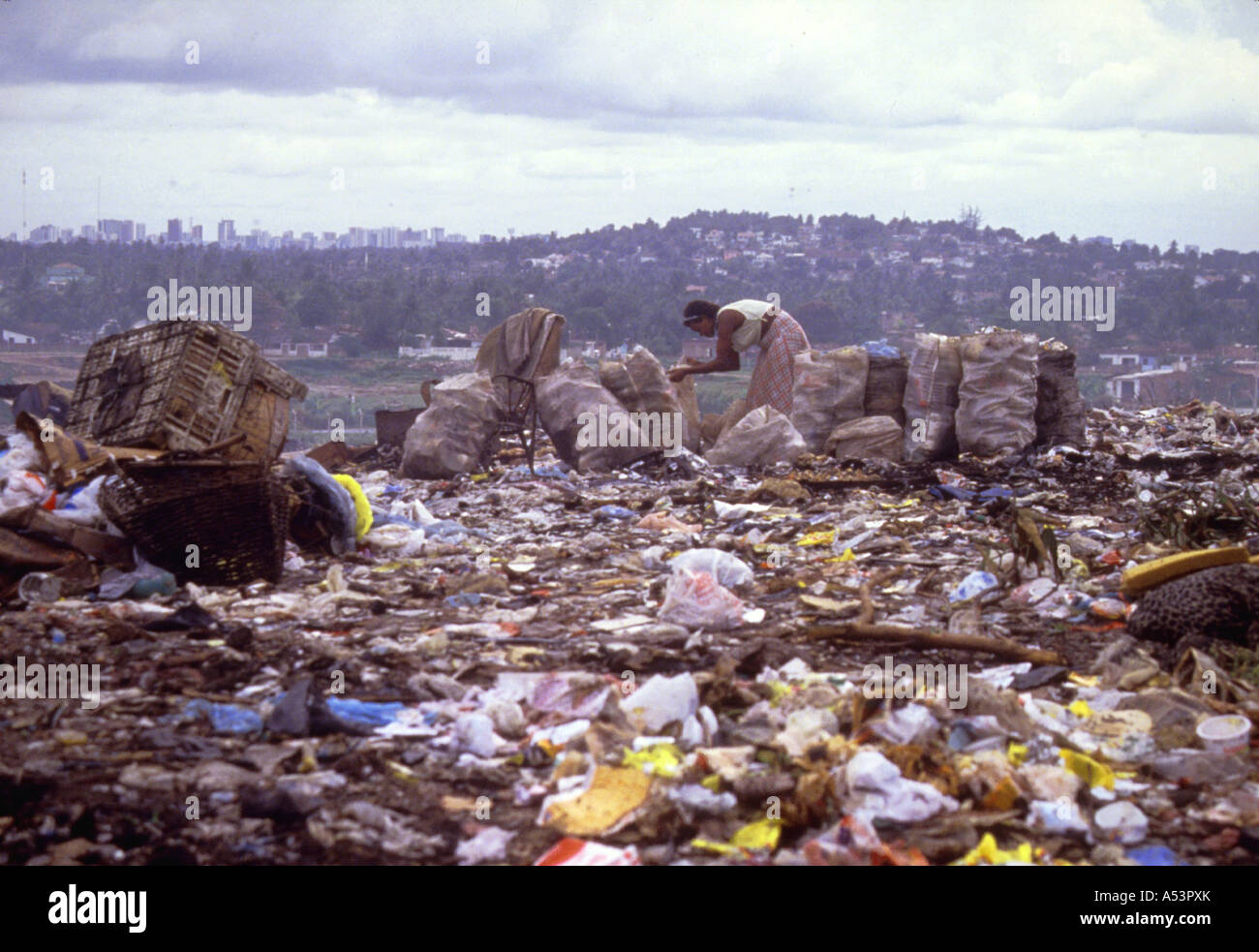 Painet ha1729 3496 ambiente discarica di rifiuti olinda Recife in Brasile paese nazione in via di sviluppo meno sviluppati dal punto di vista economico Foto Stock