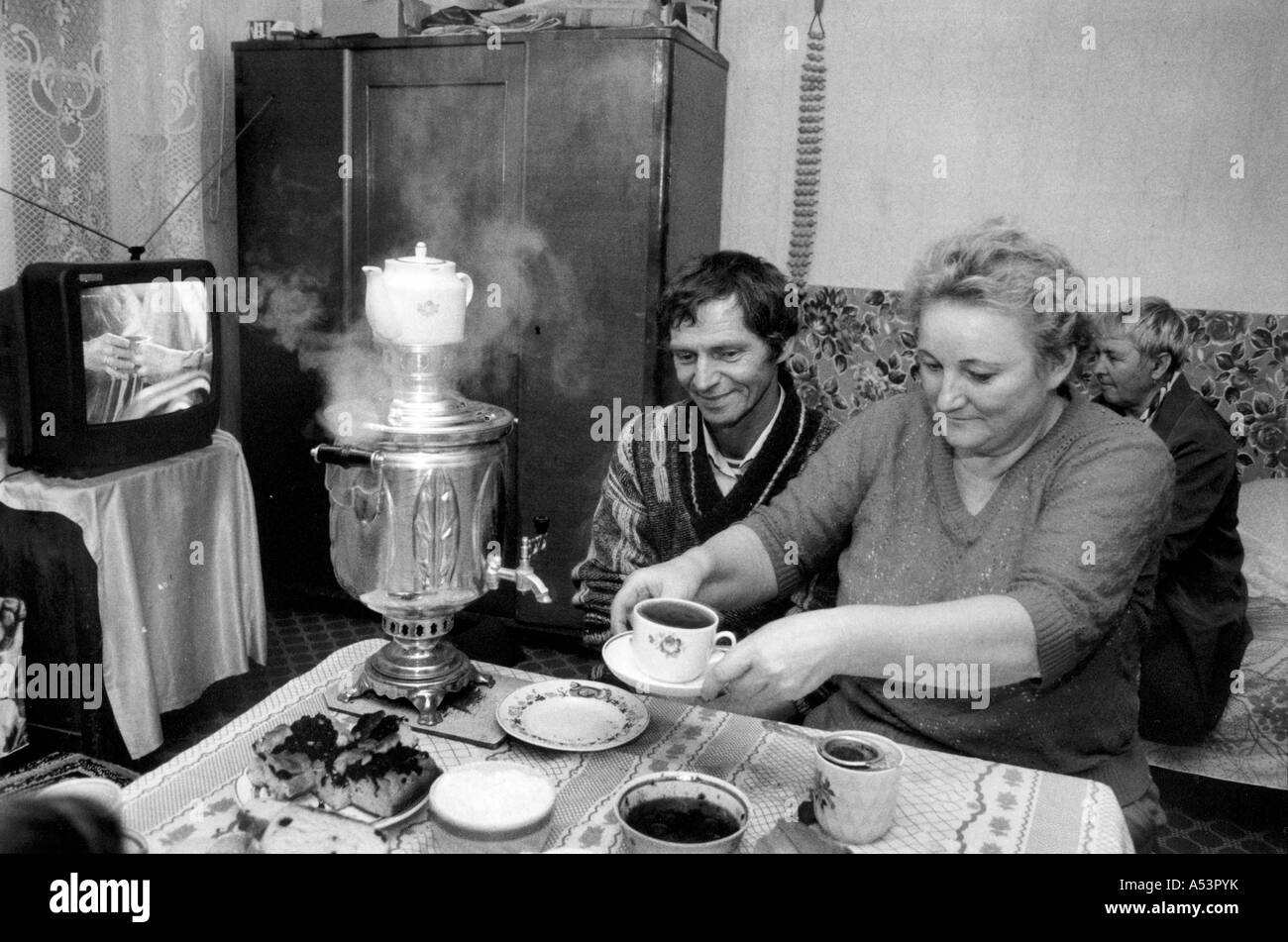 Painet ha1732 350 in bianco e nero il cibo donna uomo tè samovar vazhini San Pietroburgo Russia il paese in via di sviluppo Foto Stock