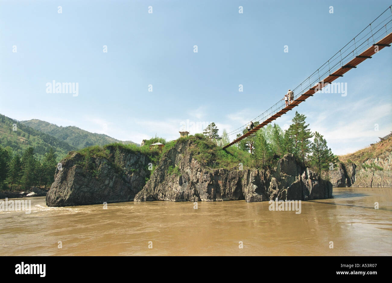 Un legno ponte sospeso a Patmos isola attraverso il fiume di Katun Altai Siberia RussiaSiberia Russia Foto Stock