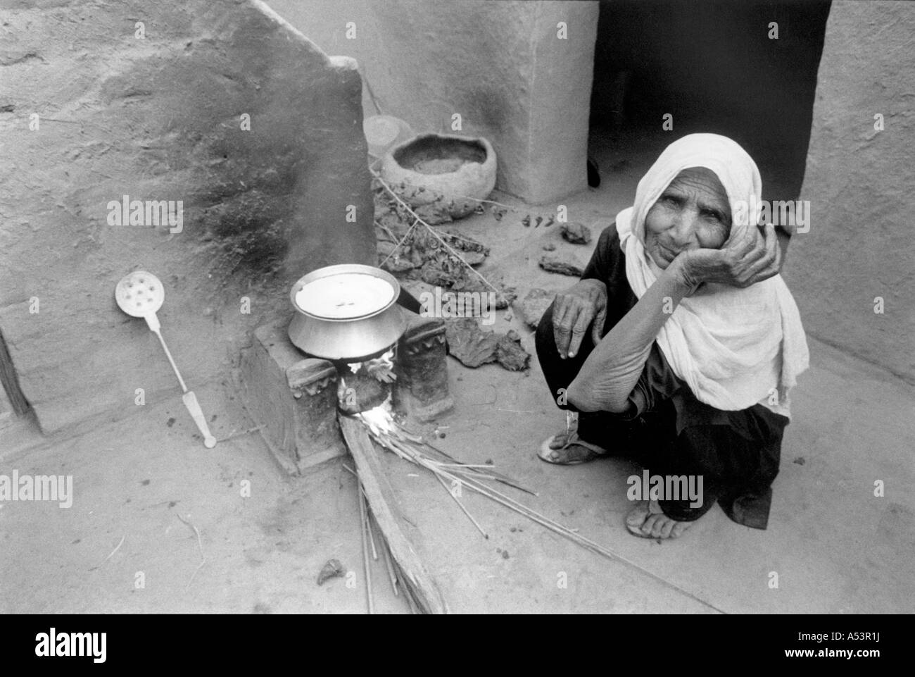 Painet ha1743 351 in bianco e nero il cibo donna vecchia cucina pakistan paese nazione in via di sviluppo meno sviluppati dal punto di vista economico Foto Stock