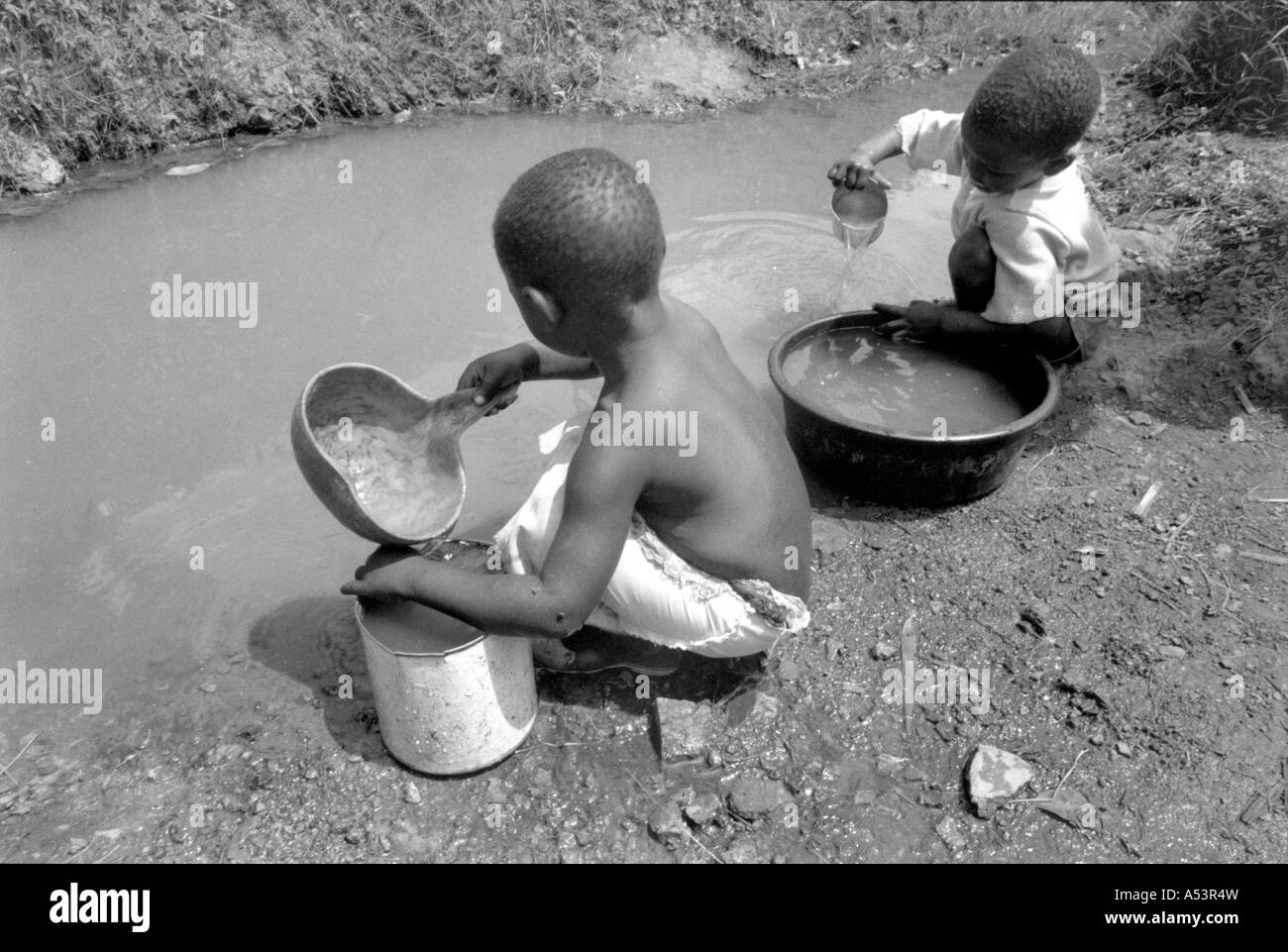 Painet ha1774 354 bianco e nero ragazzi di acqua raccolta potabile unsafe Sud Nyanza in Kenya paese nazione in via di sviluppo meno Foto Stock