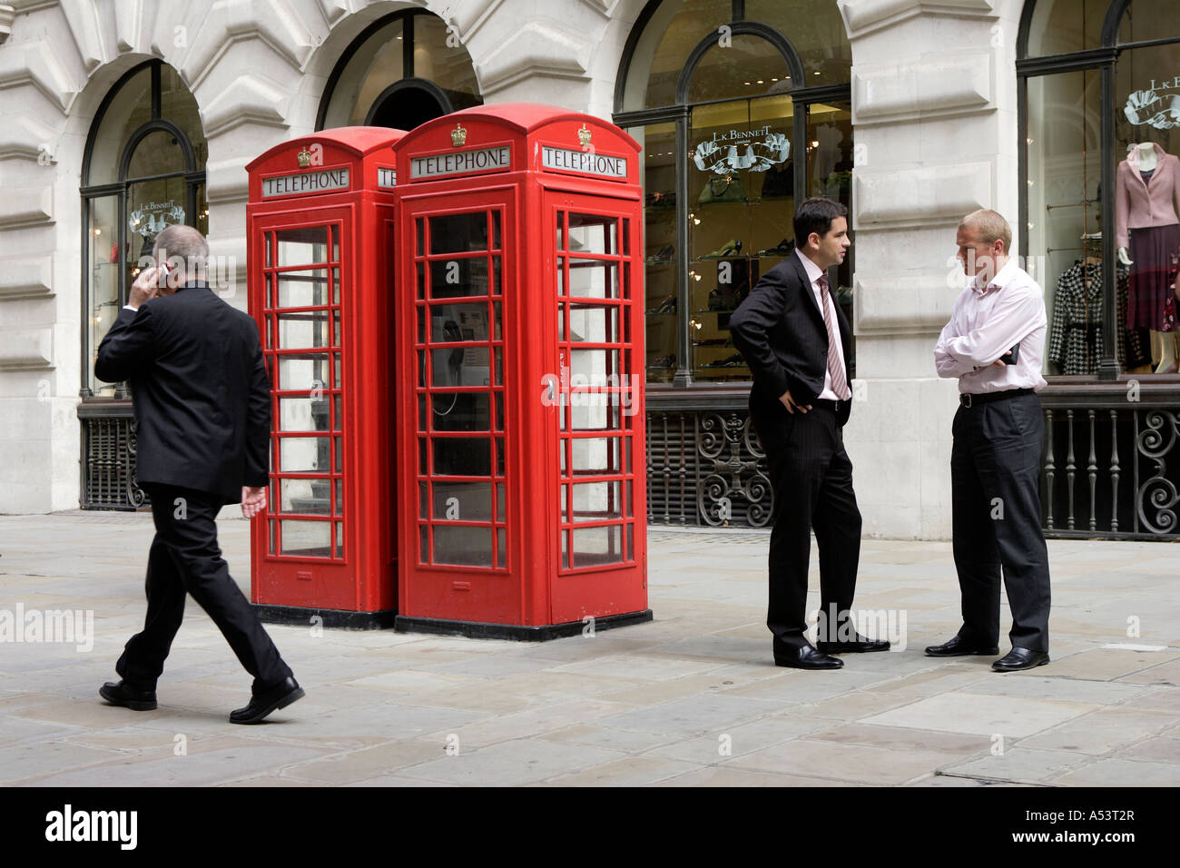 Cabine telefoniche rosse e i pedoni, Londra, Gran Bretagna Foto Stock