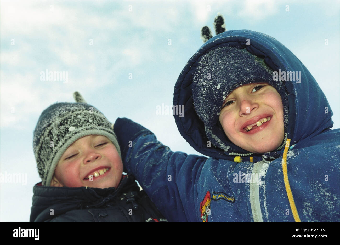 Ritratto di 2 ragazzi sorridenti in inverno Altai Siberia Russia Foto Stock