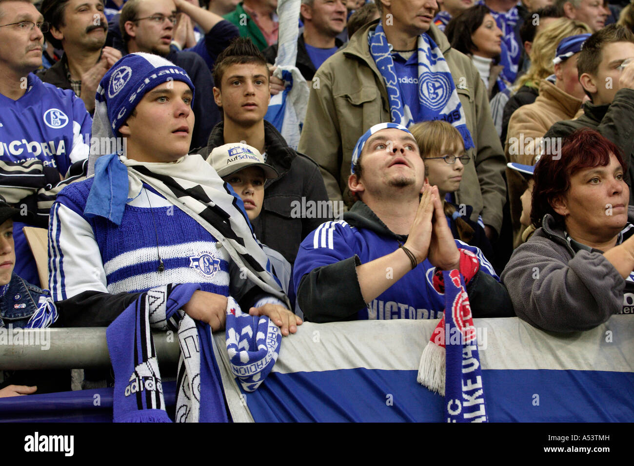 I fan di Schalke 04 football club alla Veltins Arena Gelsenkirchen, Germania Foto Stock