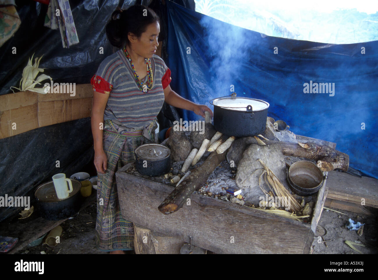 Painet ha2252 5043 guatemala donne donna di manodopera per la cottura del trionfo di sfollati camp paese nazione in via di sviluppo meno Foto Stock