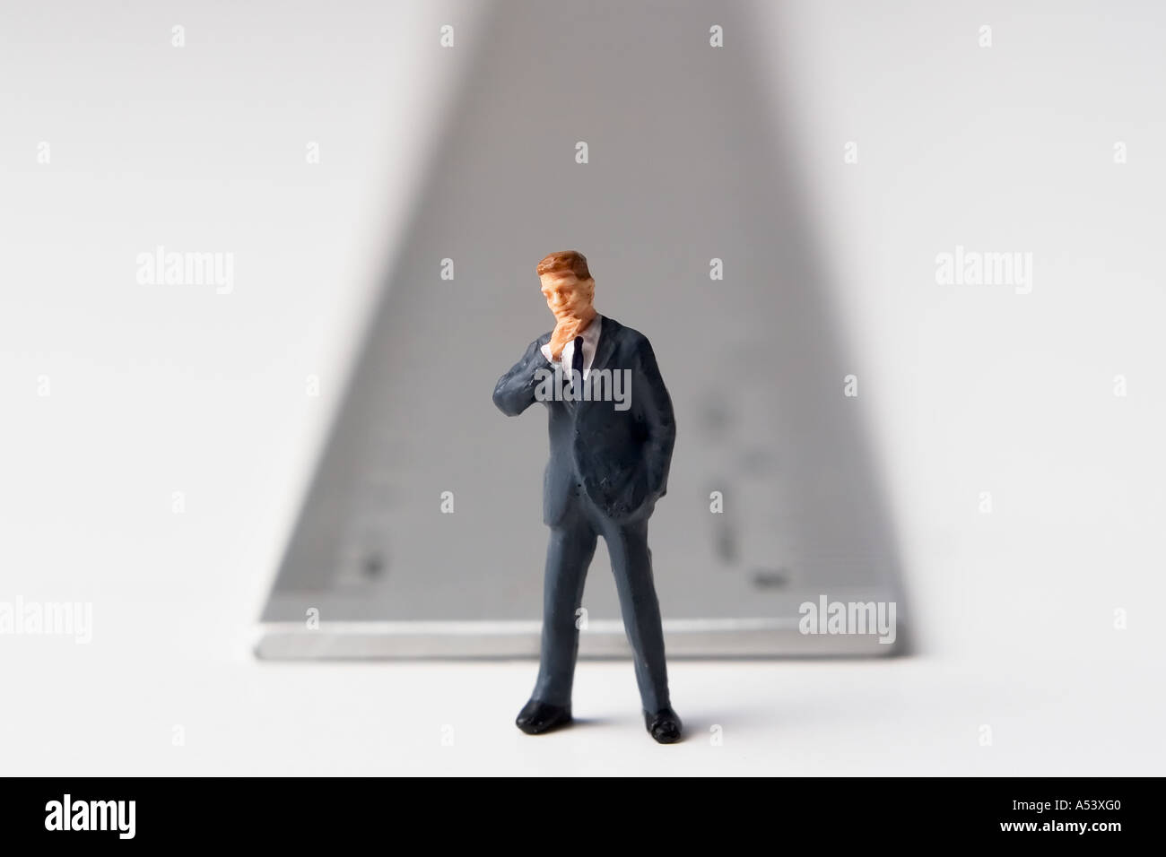 La figura aziendale e un righello Foto Stock