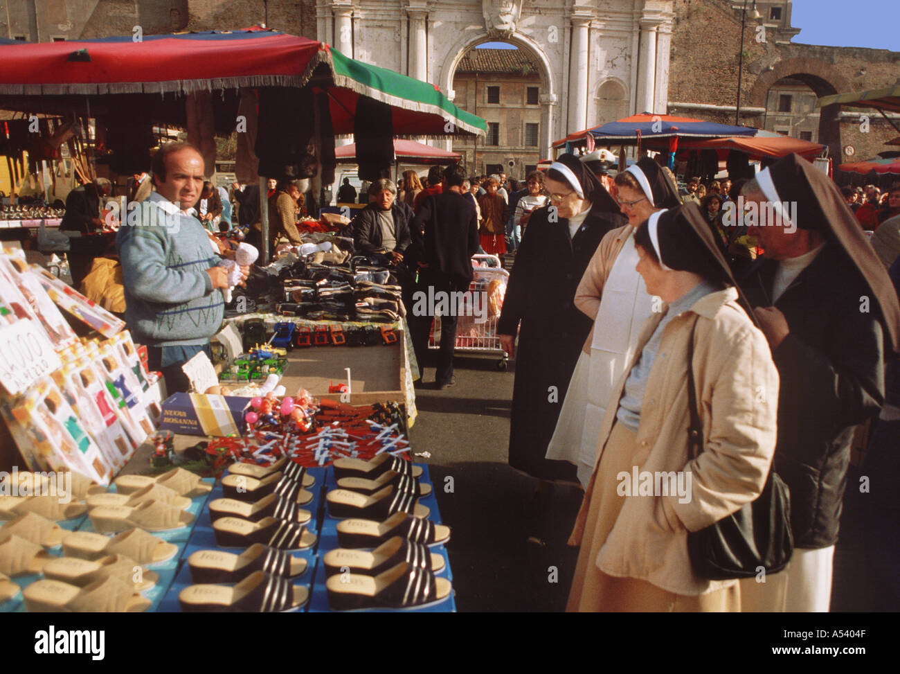 Mercato delle pulci di Porta Portese Roma Italia Foto stock - Alamy