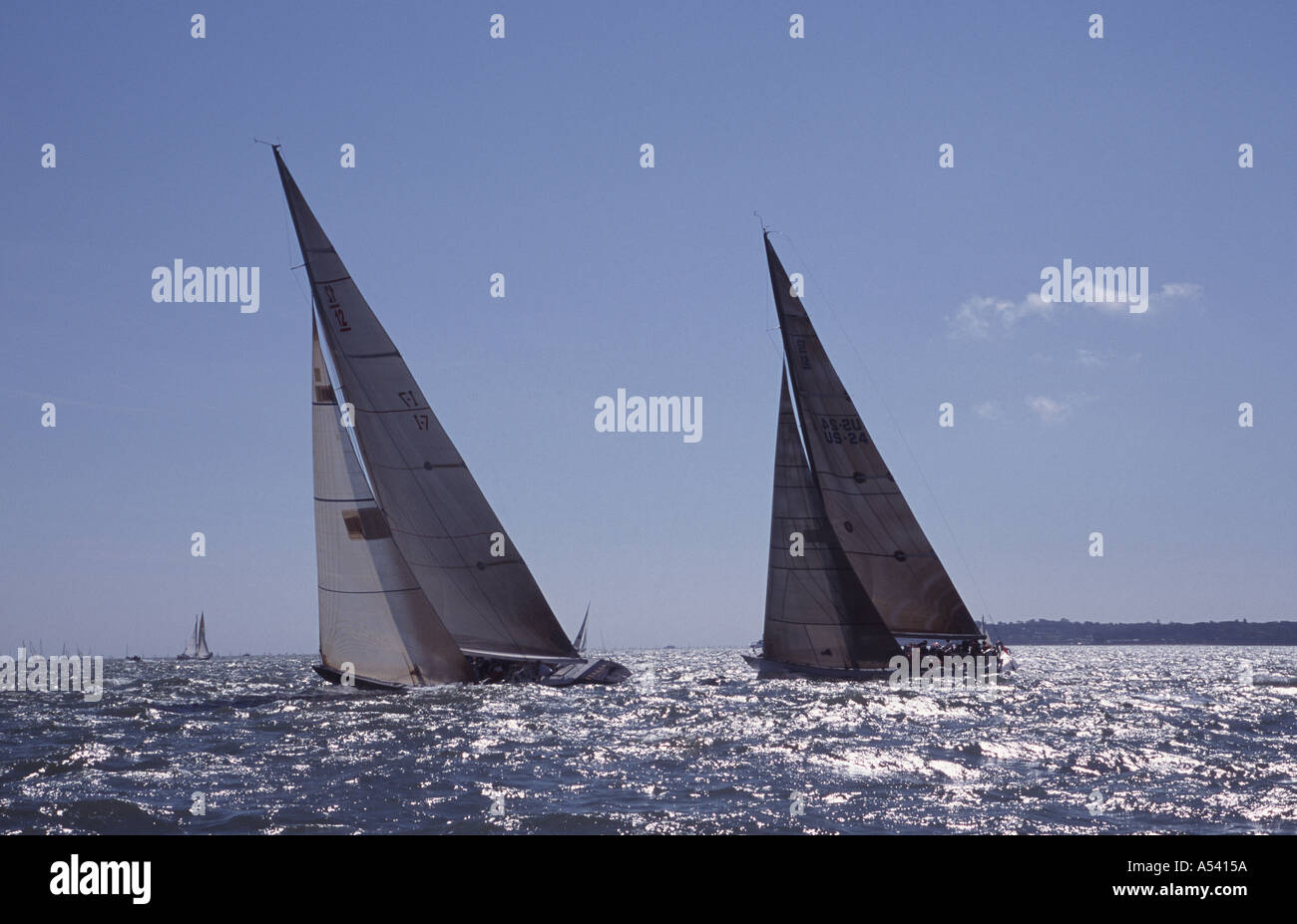 Yachts racing per il sopravvento nel Solent, fuori l'Isola di Wight in Inghilterra REGNO UNITO Foto Stock