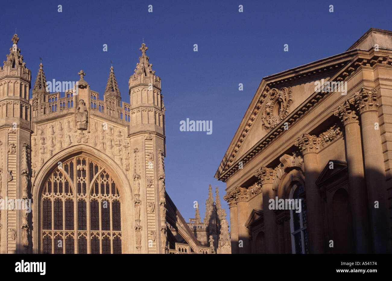 Abbazia di Bath sulla sinistra e la camera della pompa a destra in Bath Somerset England Regno Unito Foto Stock