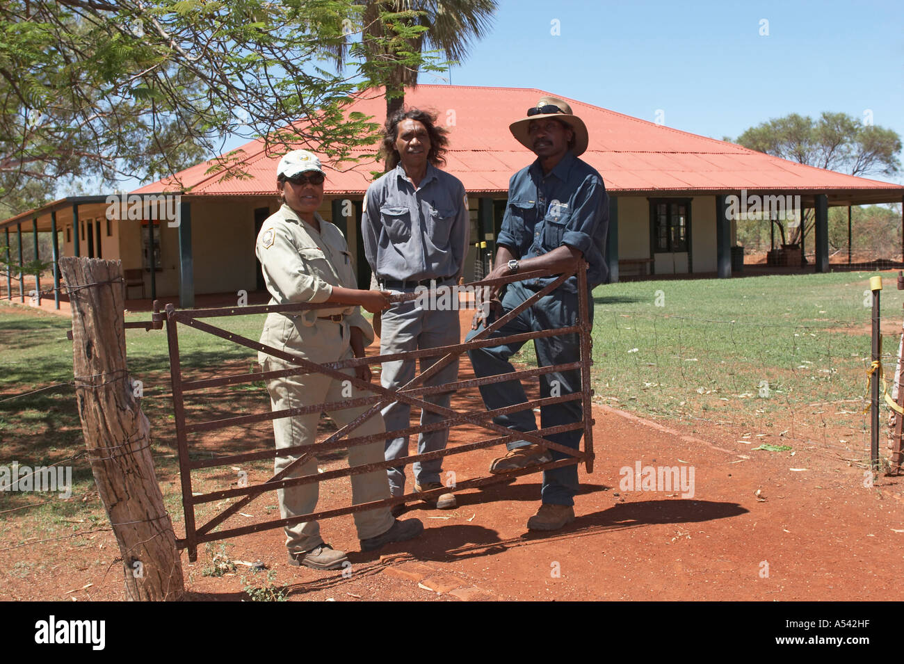 Tre rangers aborigeni presso il centro visitatori Millstream Chichester Parco Nazionale regione Pilbara western australia WA Foto Stock