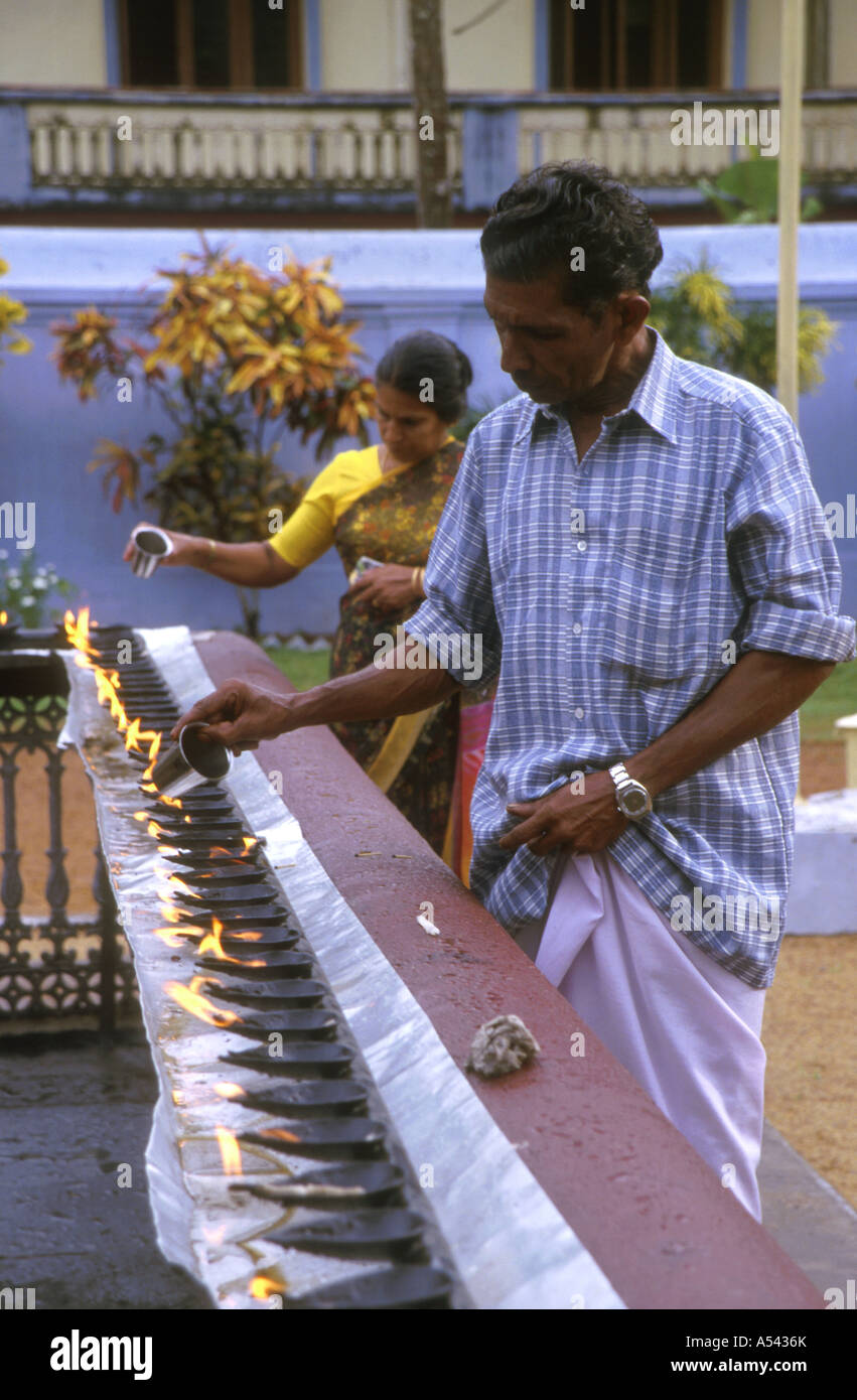 Painet ha2558 5398 uomo donna india la religione cristiana olio di illuminazione lampade valiapally chiesa cattolica in Kerala paese Foto Stock