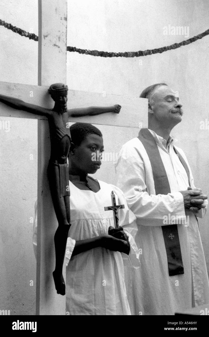 Painet HM1742 bianco e nero croce Gesù la religione americana sacerdote missionario dei rifugiati hutu camp ngara tanzania paese Foto Stock