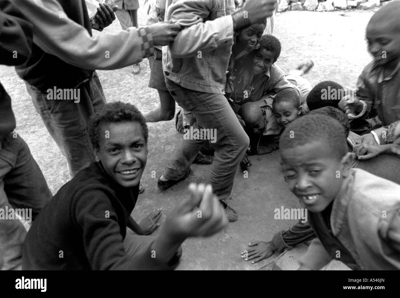 Painet HM1745 in bianco e nero di bambini di strada strade mekele tigray Etiopia paese nazione in via di sviluppo meno economicamente Foto Stock