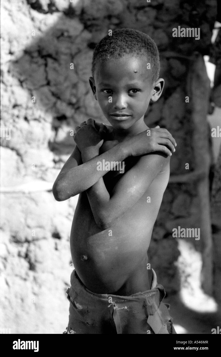 Painet HM1755 in bianco e nero volti boy oriente kitui kenya paese nazione in via di sviluppo meno sviluppati dal punto di vista economico la cultura Foto Stock