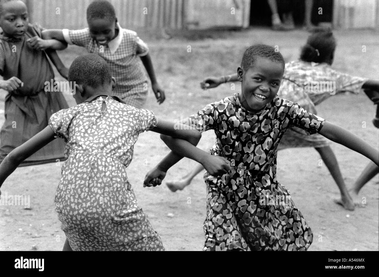 Painet HM1756 bianco e nero ragazze danza scuola i bambini giocando Nairobi Kenya paese nazione in via di sviluppo meno economicamente Foto Stock