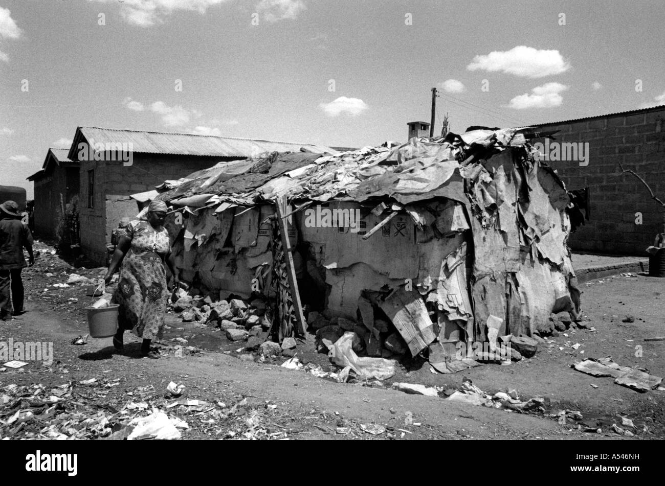 Painet HM1757 in bianco e nero di povertà dimora baraccopoli di Nairobi Kenya paese nazione in via di sviluppo meno sviluppati dal punto di vista economico Foto Stock
