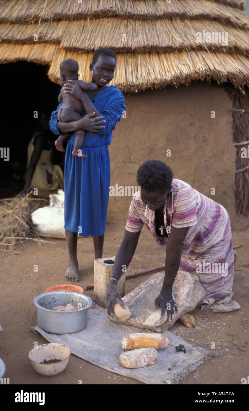 Painet HM1774 sud Sudan donna preparazione di manioca cusc nuovo campo per sfollati paese nazione in via di sviluppo meno Foto Stock