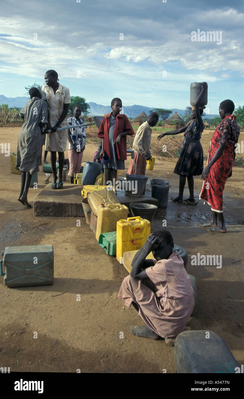 Painet HM1783 nel sud Sudan la linea in attesa di acqua ben cusc nuovi sfollati camp paese nazione in via di sviluppo meno Foto Stock