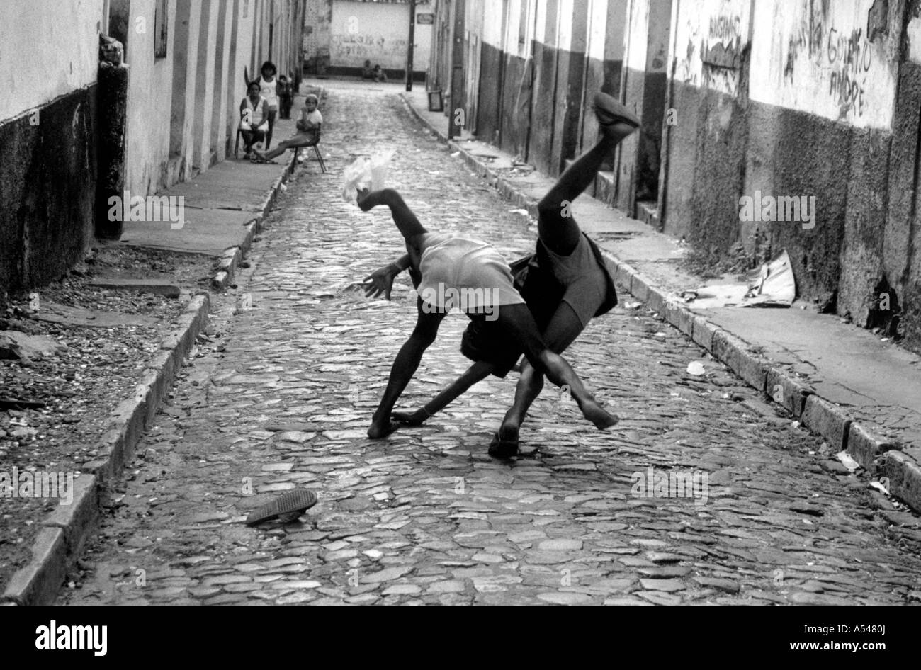 Painet hn1698 222 in bianco e nero di bambini di strada ragazzi combattimenti Sao Luis in Brasile paese nazione in via di sviluppo meno economicamente Foto Stock