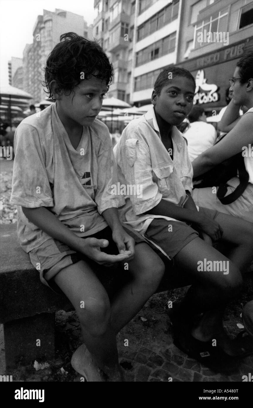 Painet hn1700 224 in bianco e nero di bambini di strada copacabana Rio Janeiro brasile paese nazione in via di sviluppo meno economicamente Foto Stock