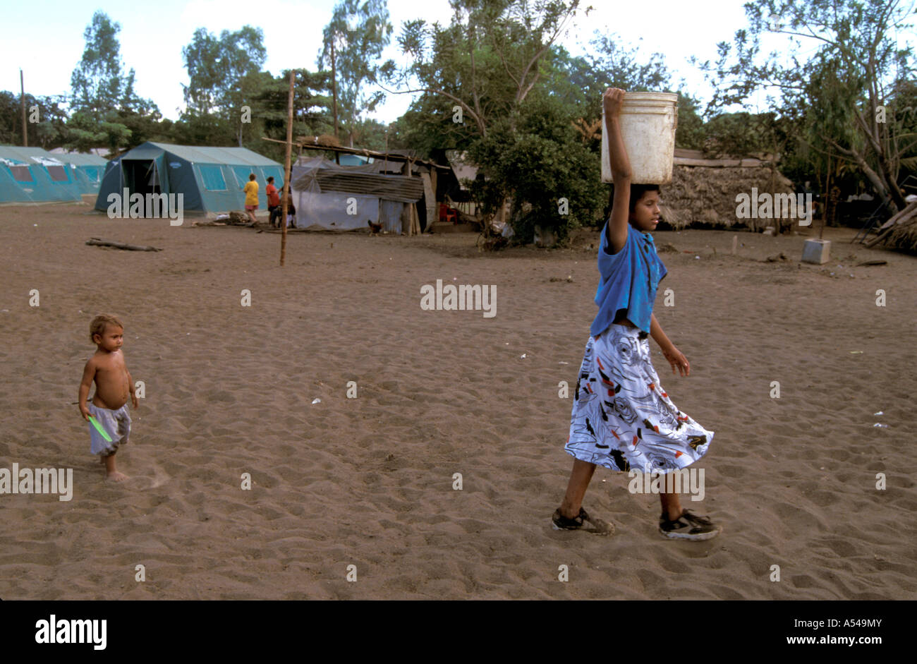 Painet hn1767 3726 nicaragua donna baby portanti acquosi per il campo per sfollati dall' uragano Mitch paese in via di sviluppo Foto Stock