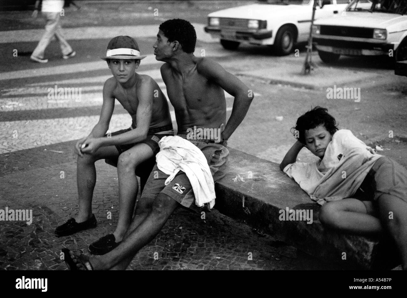 Painet hn1815 405 in bianco e nero di bambini di strada copacabana Rio Janeiro brasile paese nazione in via di sviluppo meno economicamente Foto Stock