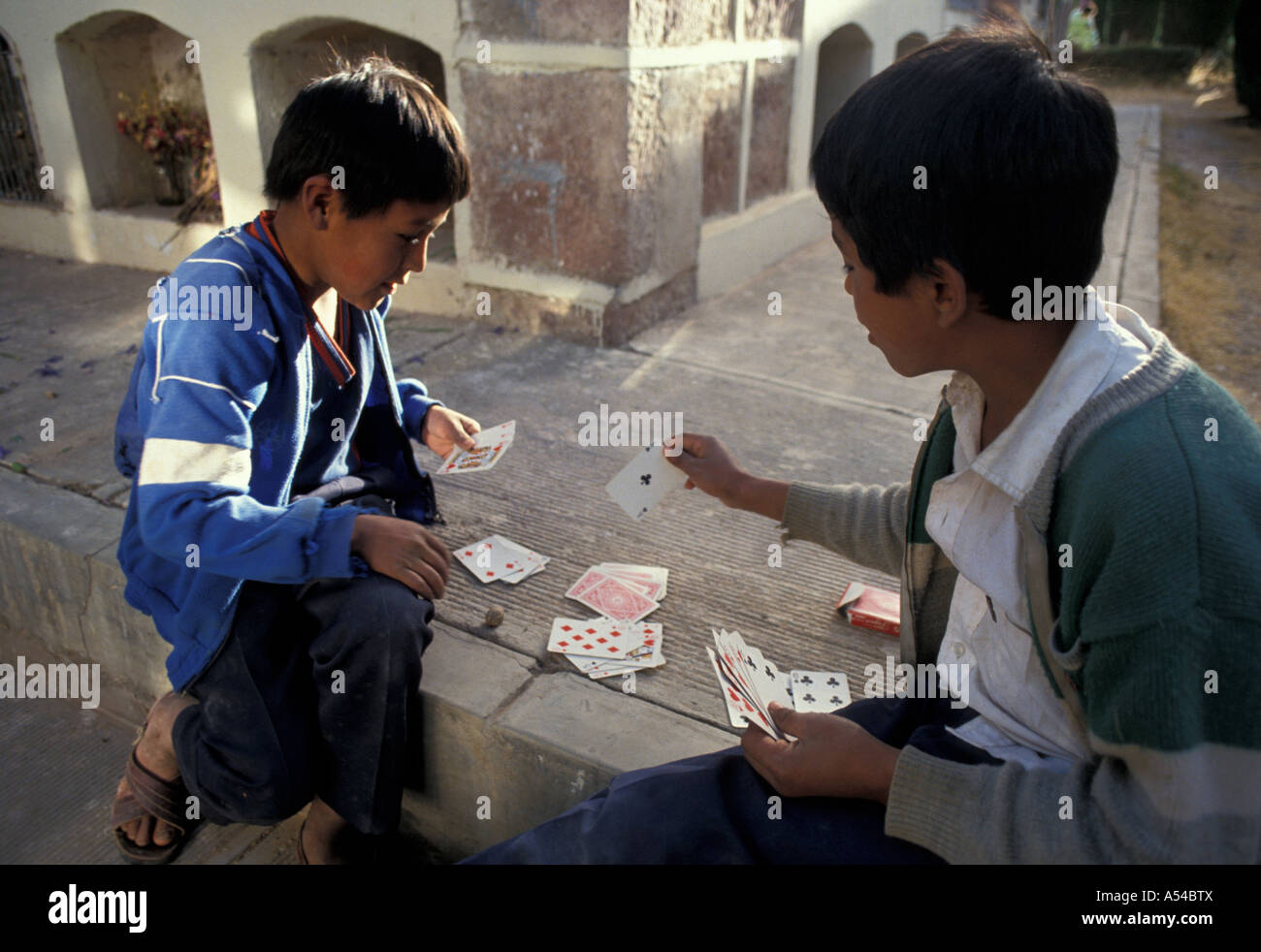 Painet hn1847 4154 bolivia ragazzi giocare a carte cimitero sucre paese nazione in via di sviluppo meno sviluppati dal punto di vista economico la cultura Foto Stock