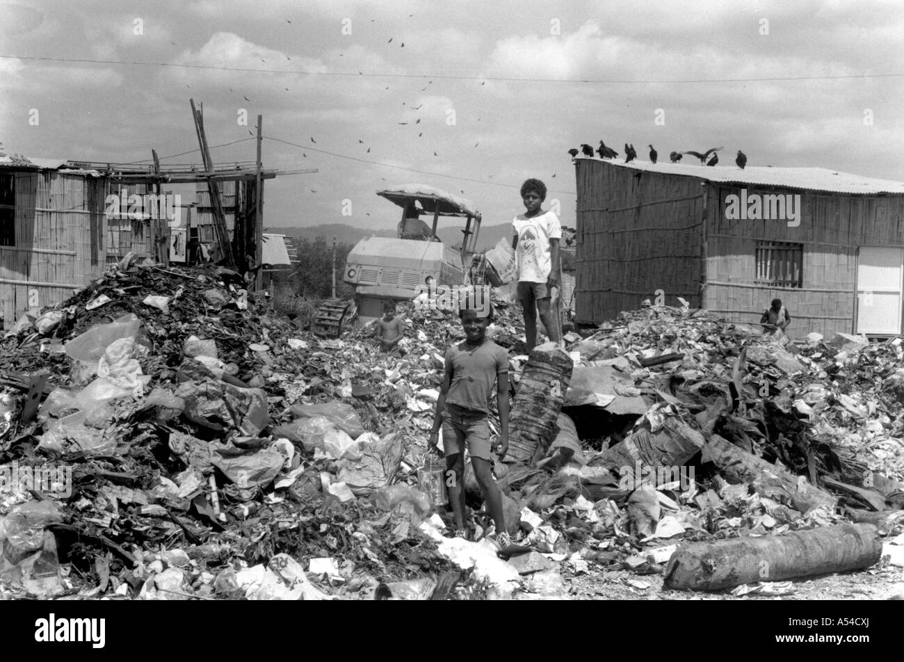 Painet hn1908 482 in bianco e nero ambiente i bambini giocando garbage dump guayaquil ecuador paese nazione in via di sviluppo meno Foto Stock