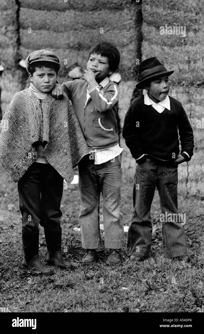 Painet hn1958 543 bambini ragazzi latacunga ecuador paese nazione in via di sviluppo meno sviluppati economicamente emergenti della cultura Foto Stock