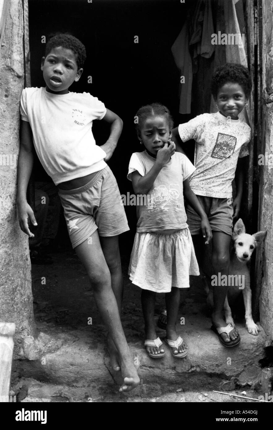 Painet hn1959 544 in bianco e nero bambini salvador brasile paese nazione in via di sviluppo meno sviluppati dal punto di vista economico la cultura Foto Stock