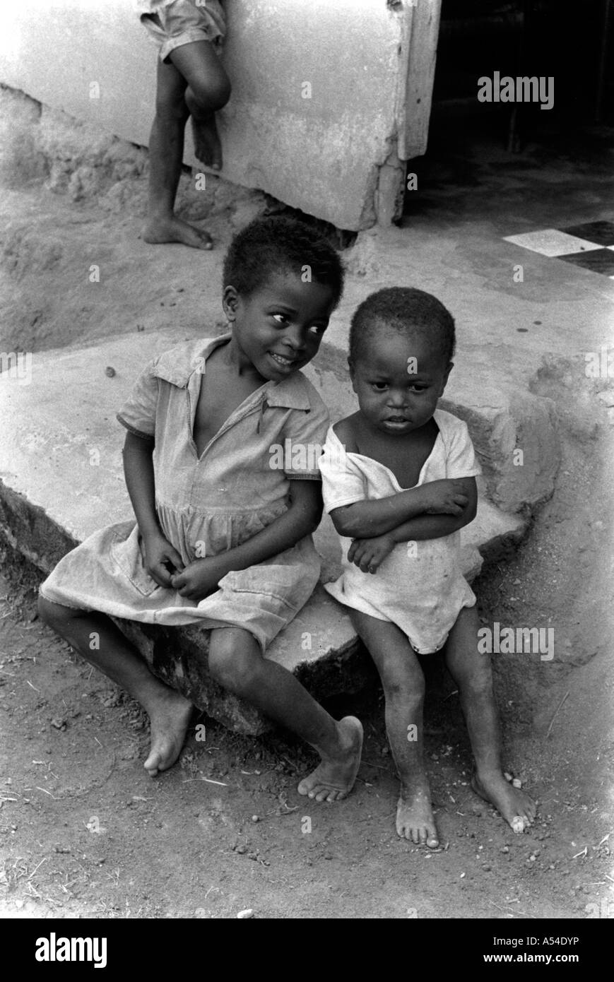 Painet hn1961 551 in bianco e nero bambini niefang Guinea equatoriale paese nazione in via di sviluppo meno sviluppati dal punto di vista economico Foto Stock
