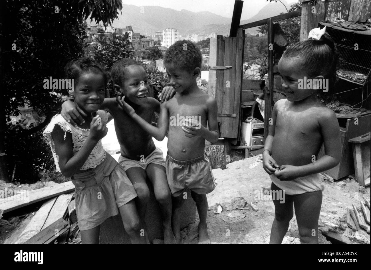 Painet hn1963 555 in bianco e nero di bambini residenti delle baraccopoli di Rio Janeiro brasile paese nazione in via di sviluppo meno economicamente Foto Stock