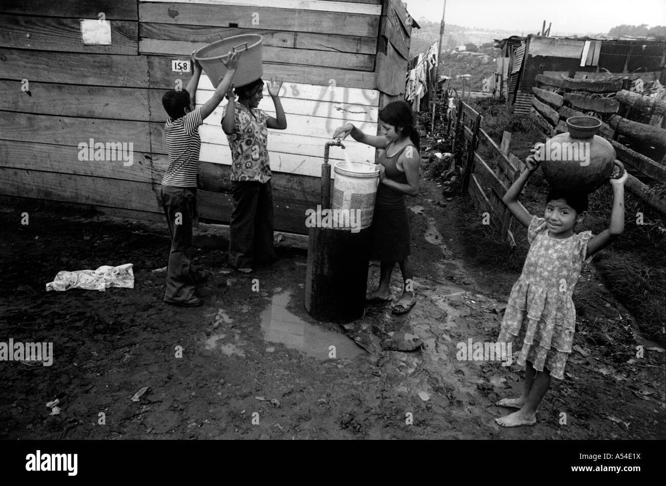 Painet hn1969 564 in bianco e nero di acqua pubblica presa montante baraccopoli di Città del Guatemala, paese nazione in via di sviluppo meno Foto Stock
