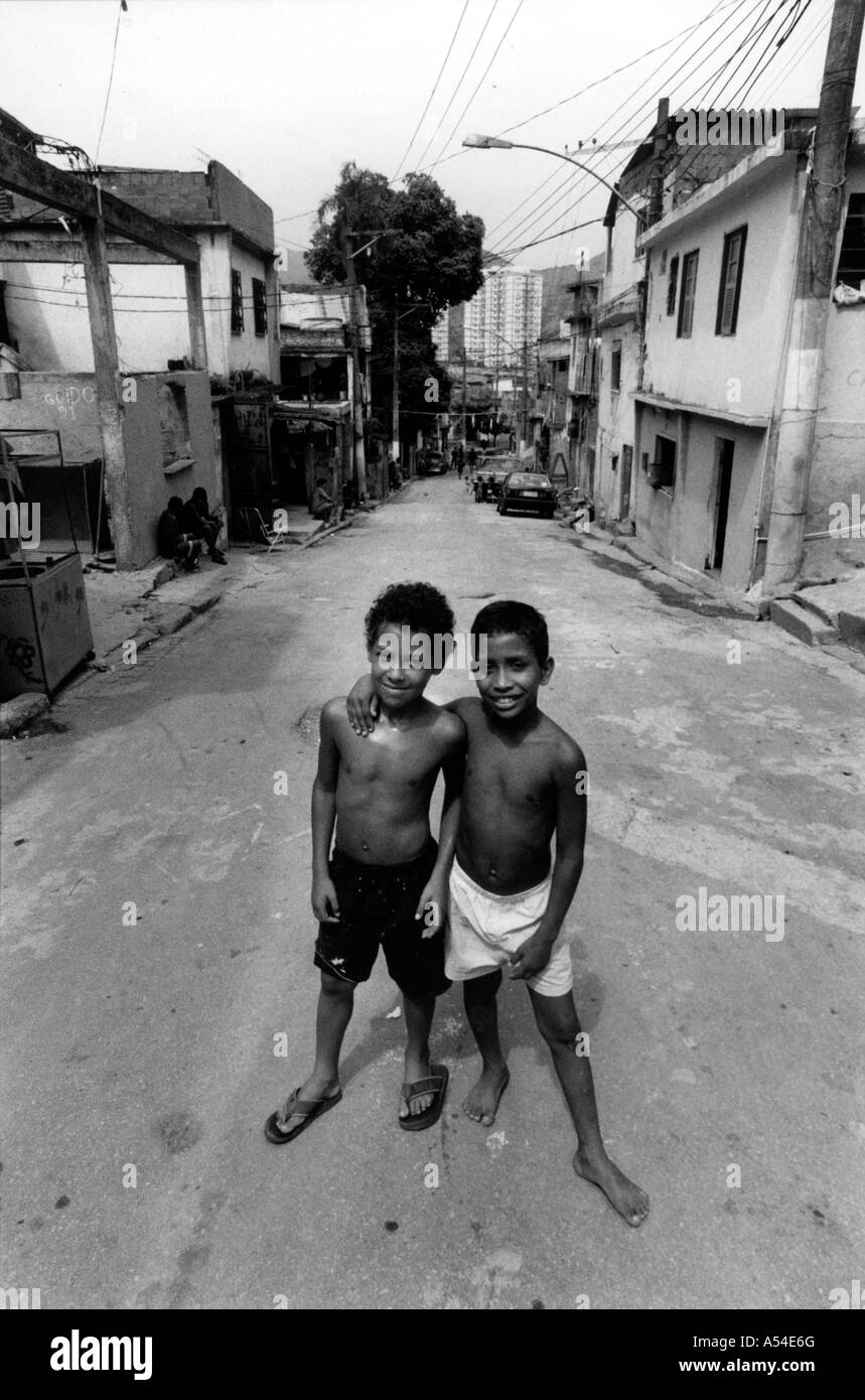 Painet hn1975 586 in bianco e nero la povertà i ragazzi vivono bidonville mangueira Rio de Janeiro in Brasile paese nazione in via di sviluppo Foto Stock