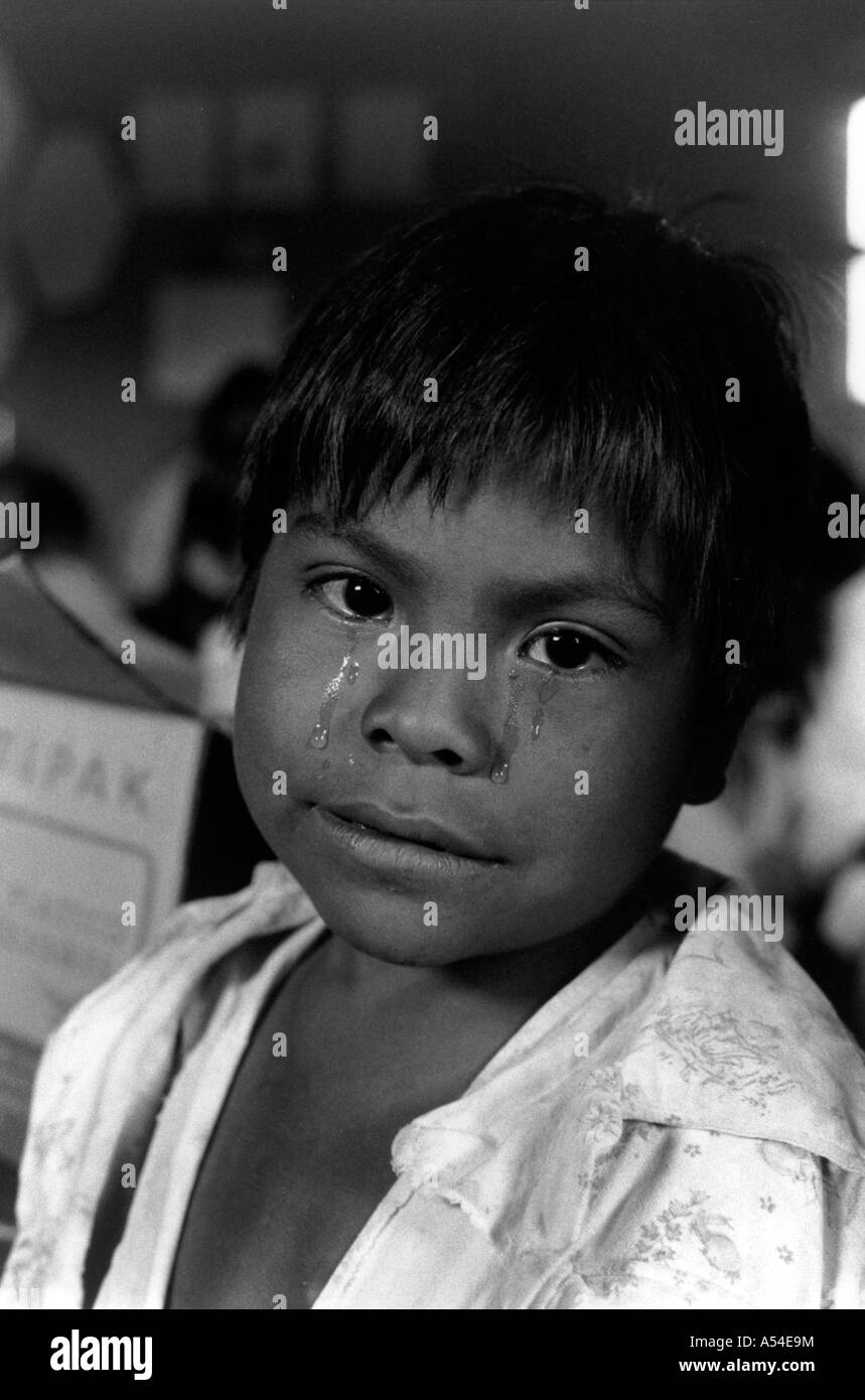 Painet hn1980 592 in bianco e nero volti boy grido di san cristobal di las Casas chiapas Messico paese ispanica nazione in via di sviluppo Foto Stock