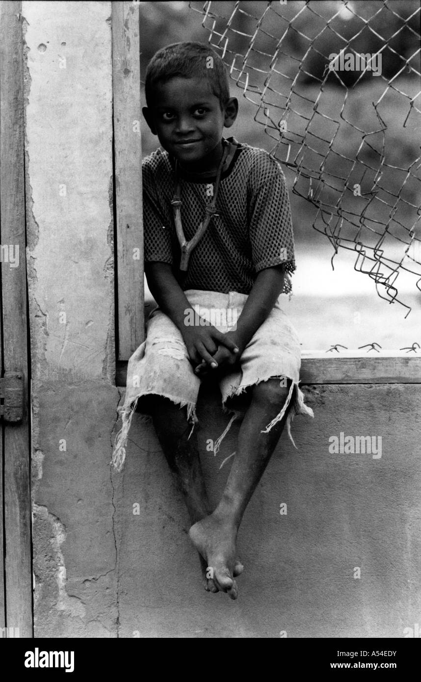 Painet hn1990 626 in bianco e nero bambini boy san jeronimo rio coco nicaragua paese nazione in via di sviluppo meno economicamente Foto Stock
