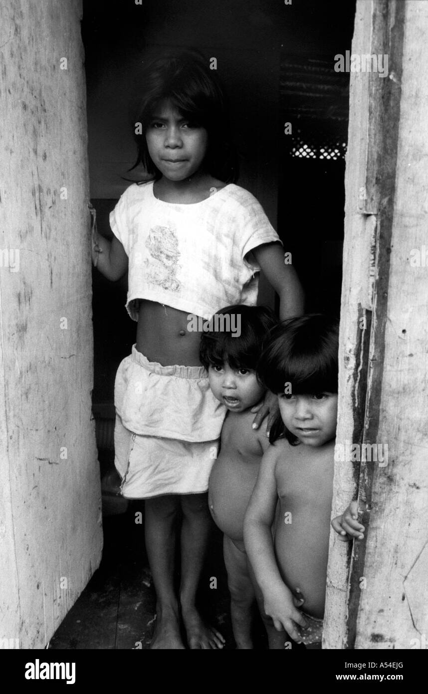 Painet hn2016 700 in bianco e nero ragazza bambini giovani suore delle baraccopoli zona Sao Francisco palafitas luis Paese Brasile Foto Stock