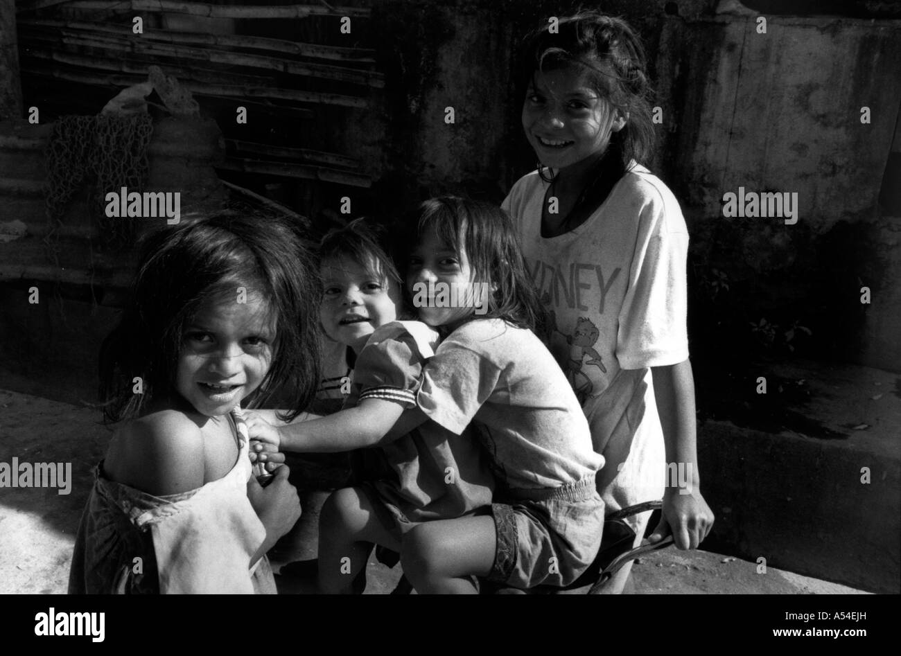 Painet hn2017 703 in bianco e nero di bambini di San salvador paese nazione in via di sviluppo meno sviluppati dal punto di vista economico la cultura Foto Stock