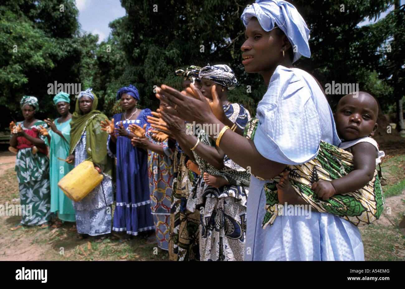 Painet hn2029 7462 gambia comunicatori tradizionali acting out dramma pericoli di infezione da hiv villaggio kabekel foto da paese a paese Foto Stock