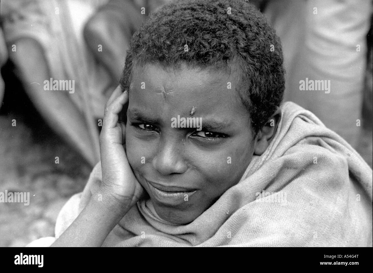 Painet HQ1420 bianco e nero ragazzo di stress in attesa della distribuzione alimentare centro harer Etiopia volare affamato immagini pazienza triste Foto Stock