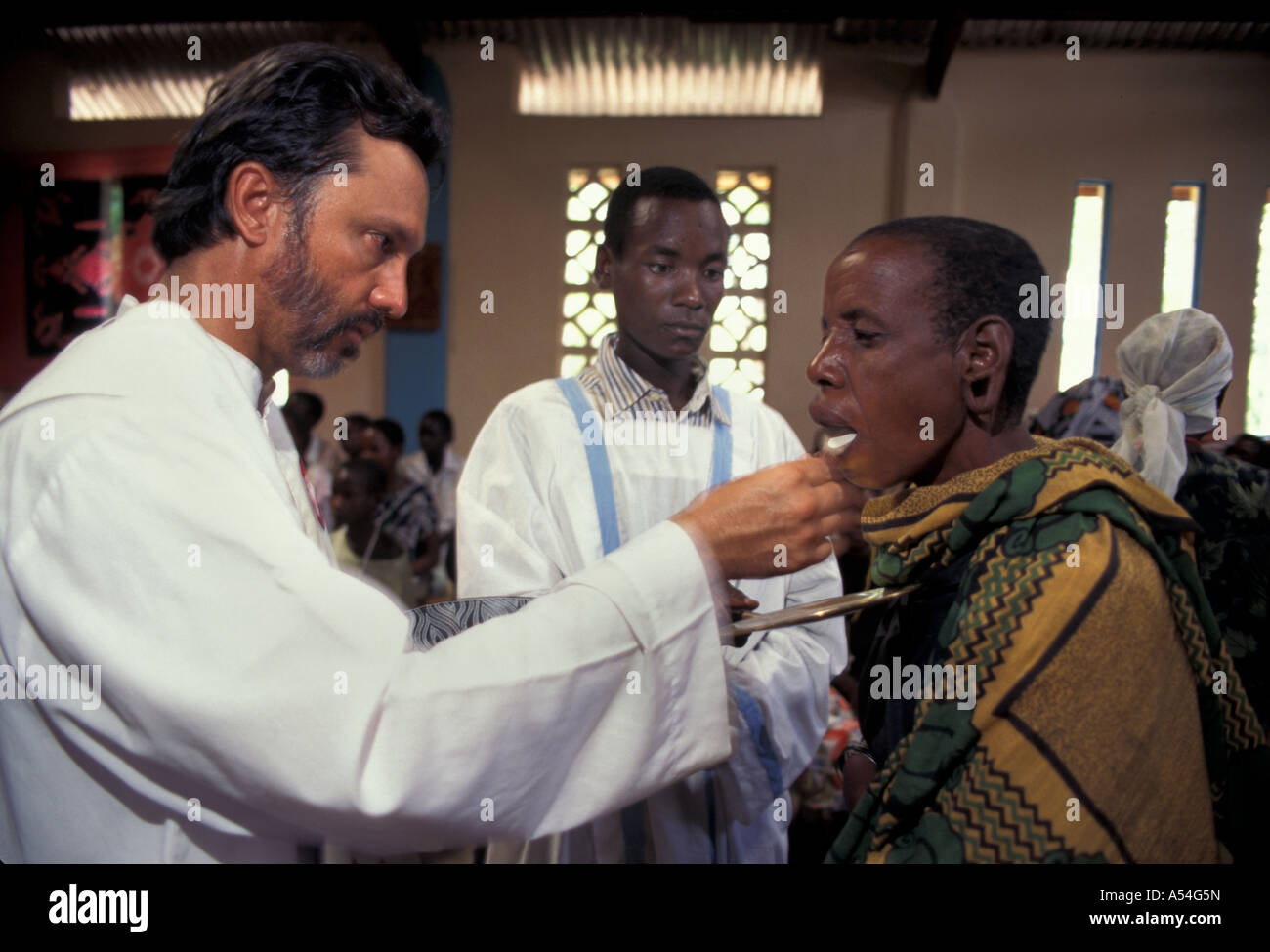 Painet HQ1424 tanzania maryknoll cattolico padre jim eble dando Eucaristia domenica di Pasqua issenye immagini religione missionaria Foto Stock