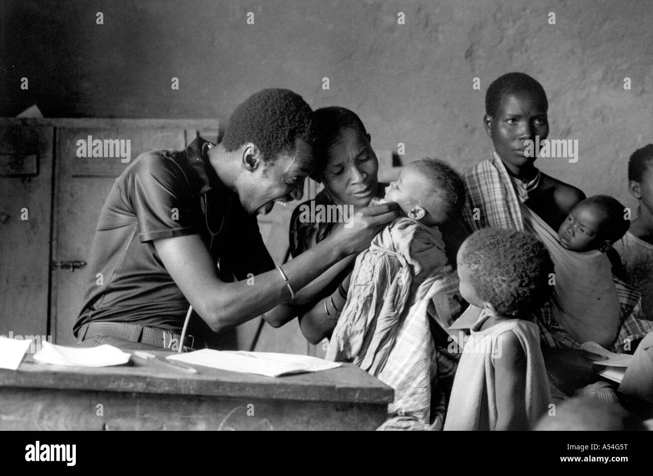 Painet HQ1425 bianco e nero Clinics di Salute personale paramedico esaminando bambino singhida tanzania immagini paese nazione in via di sviluppo Foto Stock