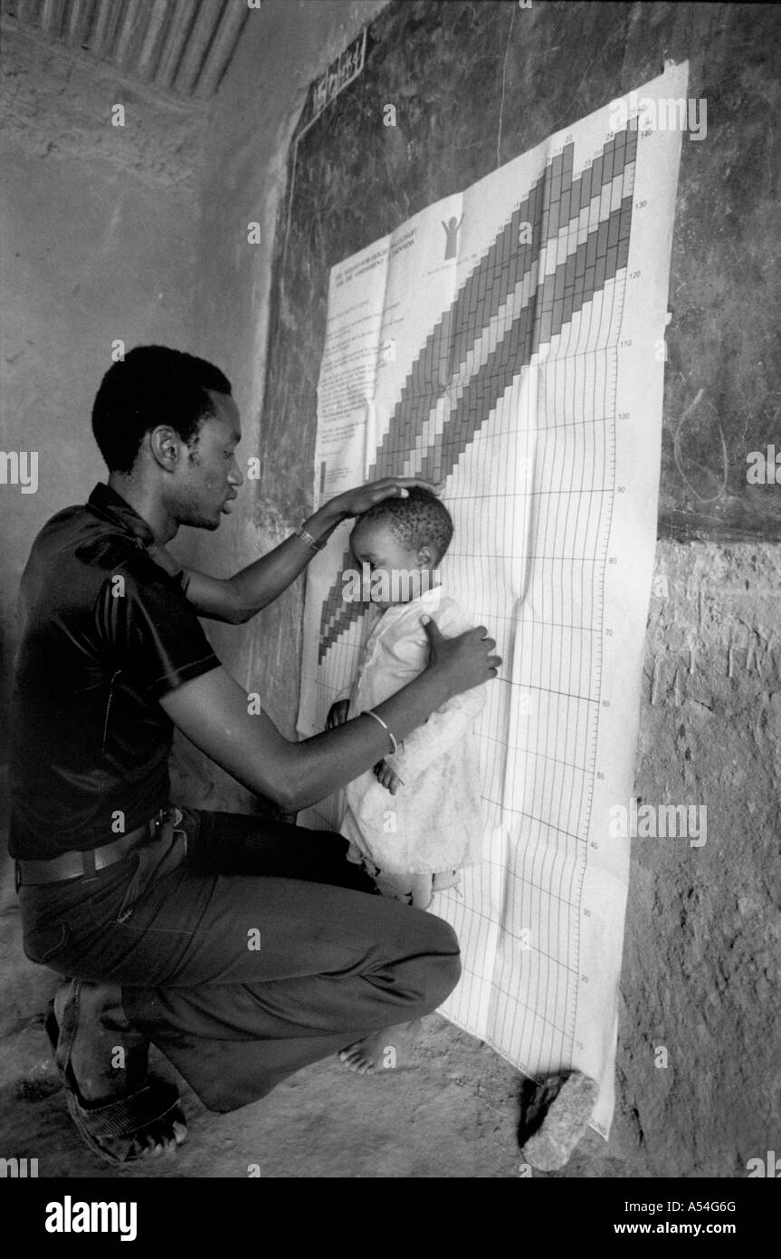 Painet HQ1427 bianco e nero Clinics di Salute personale paramedico di misurazione altezza childs singhida tanzania immagini paese in via di sviluppo Foto Stock