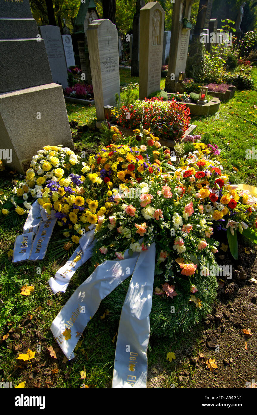 Tomba con decorazioni floreali sul cimitero a est di Monaco di Baviera Baviera Germania Foto Stock