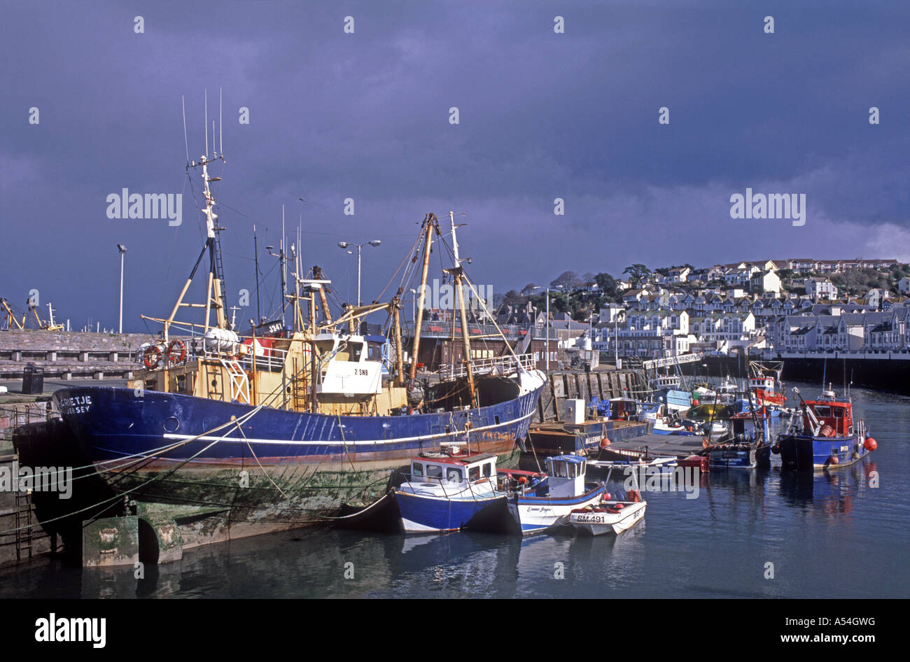 Stazione ferroviaria cittadina di Brixham, Devon. La casa di Sir Francis Drake's replical nave Golden Hind. XPL 4725-443 Foto Stock