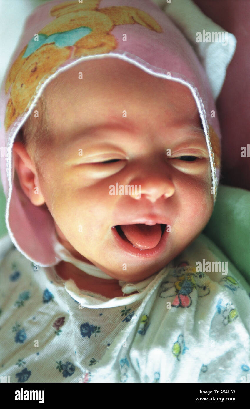 Sorridente 6 giorni vecchia Russia neonato Foto Stock