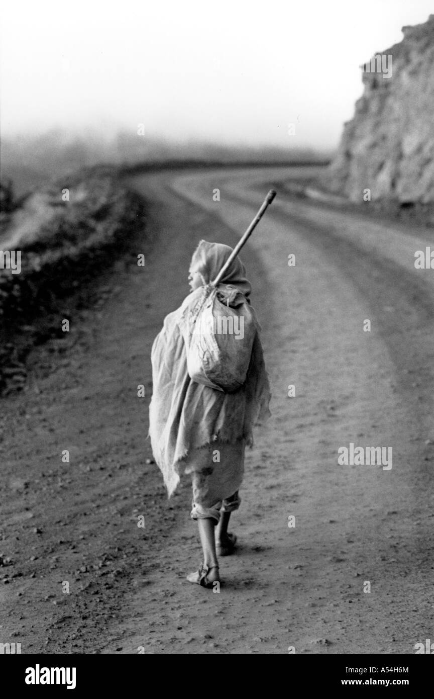 Painet HQ1499 bianco e nero bambini ragazzo di strada a piedi al di fuori di adigrat tigray Etiopia solo immagini in avanti marzo triste bw Foto Stock