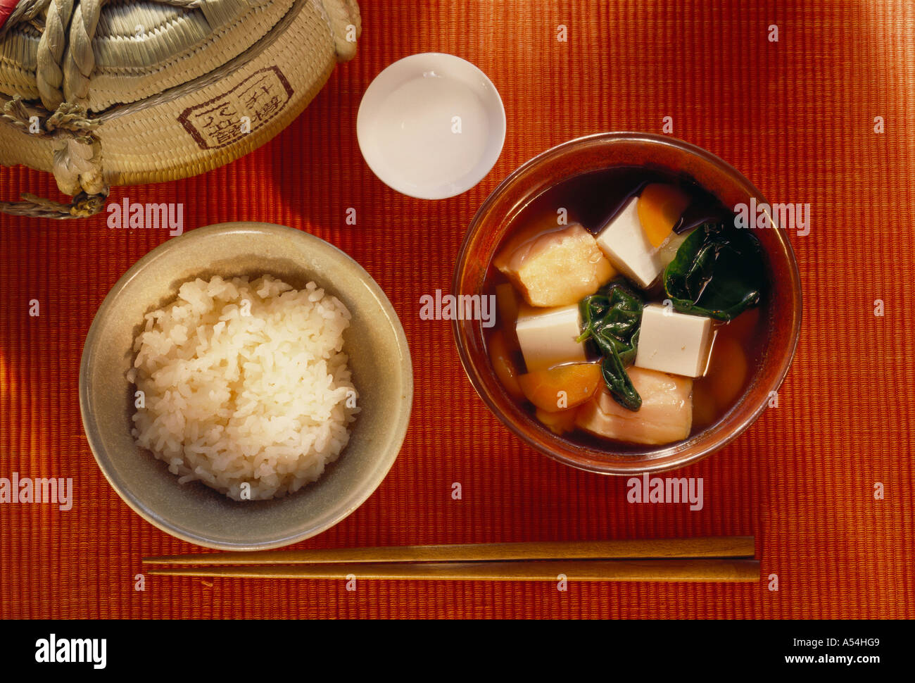 Salmone zuppa di tofu con bietole carote Foto Stock